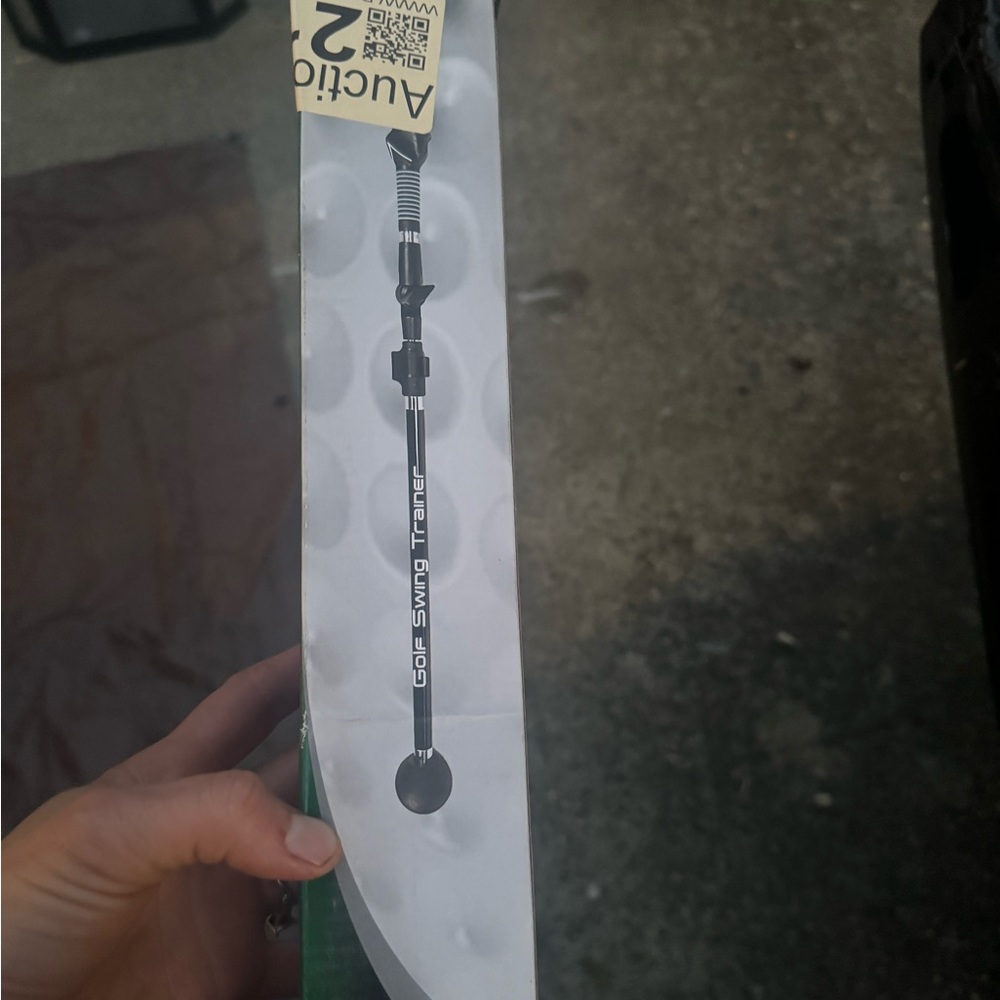 Adjustable golf swing protector